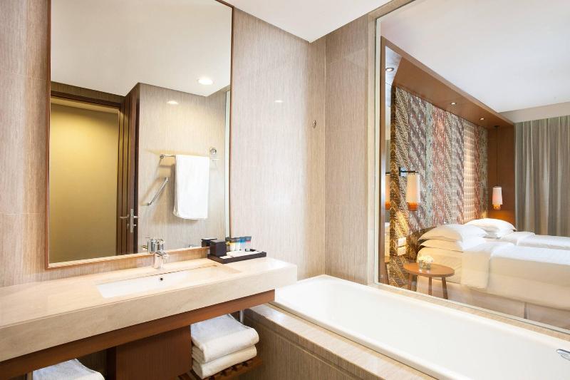 Номер Deluxe Вид на Бассейн, Four Points By Sheraton Bali, Seminyak