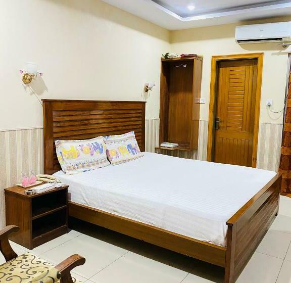 اتاق لوکس, Plaza Inn
