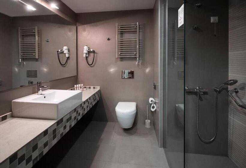 اتاق استاندارد با تخت بزرگ, Ramada By Wyndham Podgorica