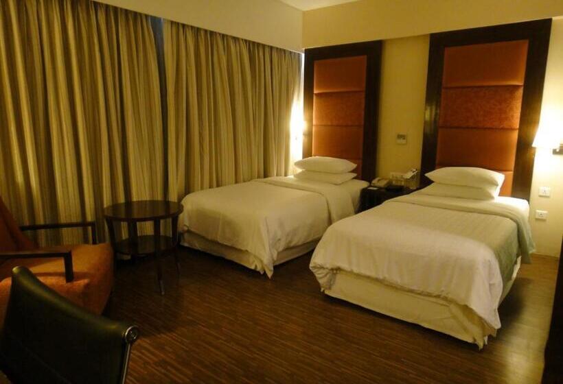 Номер Deluxe, Four Points By Sheraton Ahmedabad