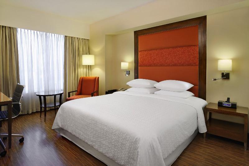 Номер Deluxe Кровать Кинг, Four Points By Sheraton Ahmedabad