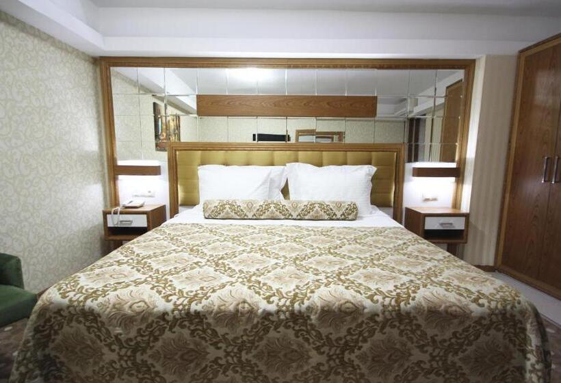 اتاق خانوادگی تودرتو, Grand Corner Boutique