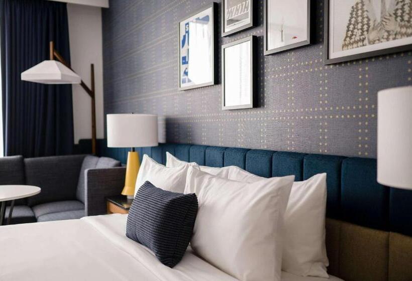 キングサイズベッドのスイートルーム, Cambria Hotel Boston Somerville