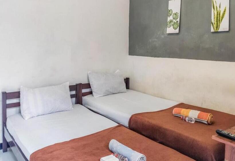 Номер Стандарт, Kartini Guest House Near Alun Alun Probolinggo