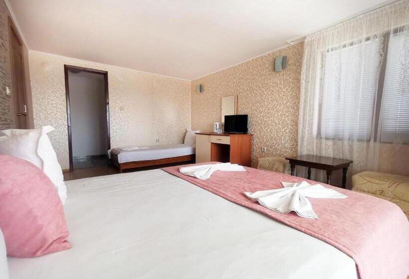 标准三人间, Villa Mirage