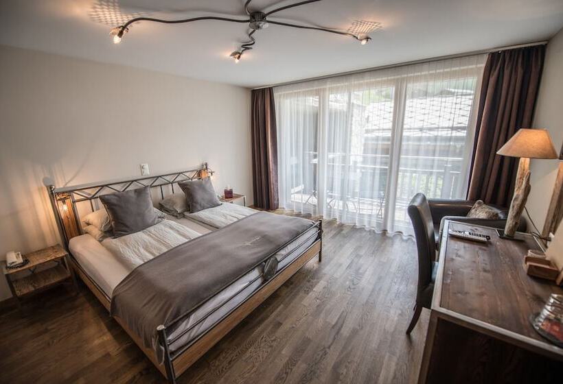 חדר משפחתי, Alpenlodge
