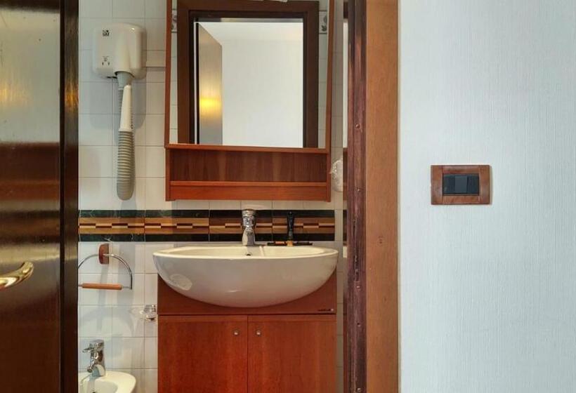 غرفة قياسية ثلاثية, Hg Hotel Italia