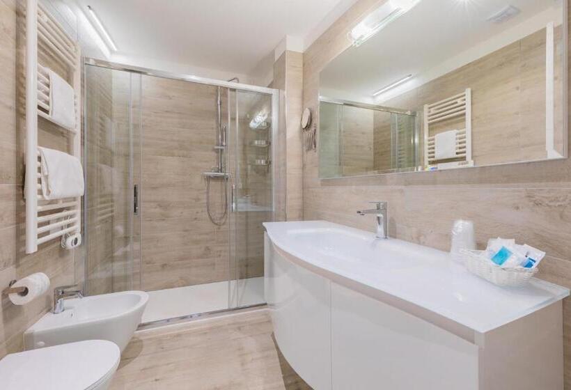 Четырехместный Номер Стандарт с Балконом, Marina Palace Hotel 4 Stelle S