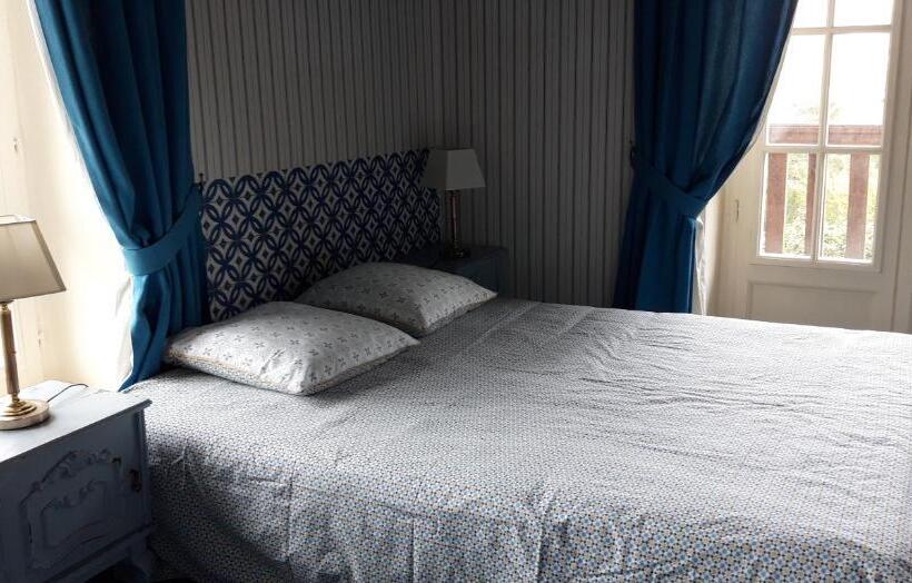 Номер Стандарт с Балконом, Le Chalet Suisse   Chambre Bleue