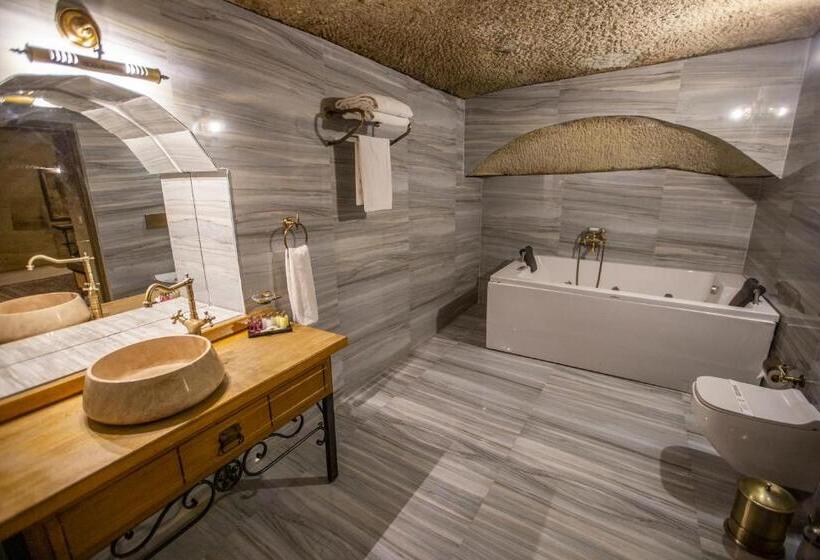 سوئیت با تخت بزرگ, Divan Cave House