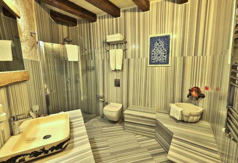 سوئیت با تخت بزرگ, Divan Cave House