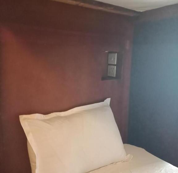 تختخواب در اتاق مشترک, Andorra Tourist Resort Anuradhapura