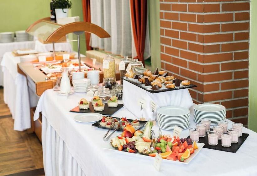 اتاق استاندارد سه نفره, Jan Maria Hotel & Restaurant