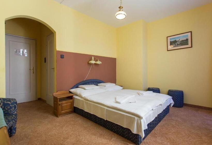 Номер Стандарт Трехместный, Révész Hotel, Restaurant And Rosa Spa