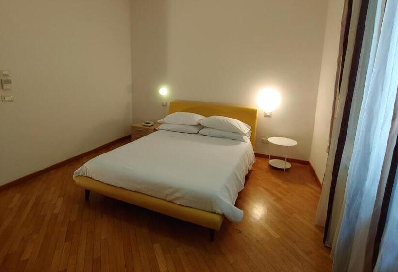 اتاق استاندارد, Stella Casabono