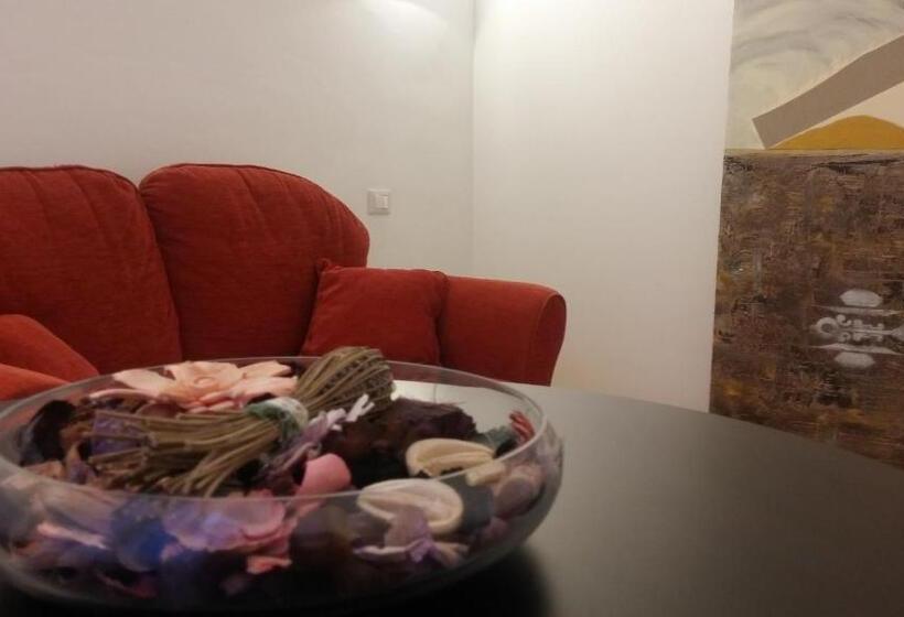 سوییت لوکس, Stella Casabono