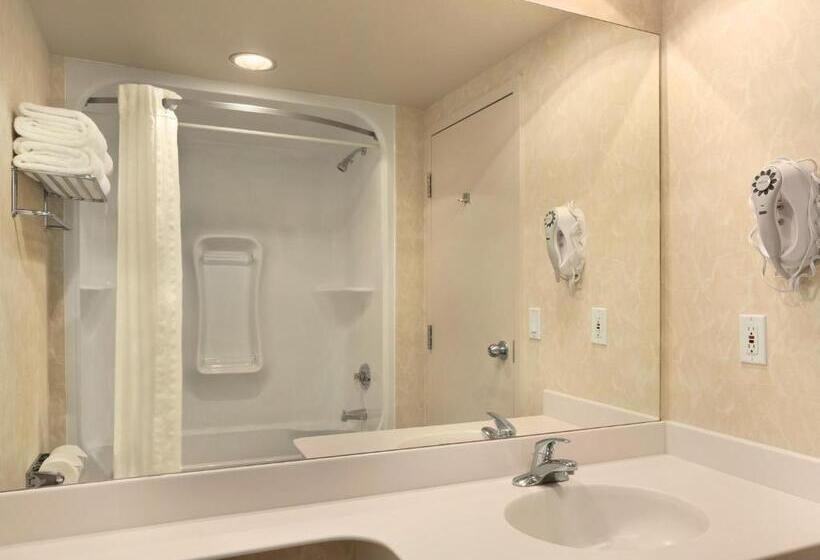 标准间带双人床, Travelodge By Wyndham Spruce Grove