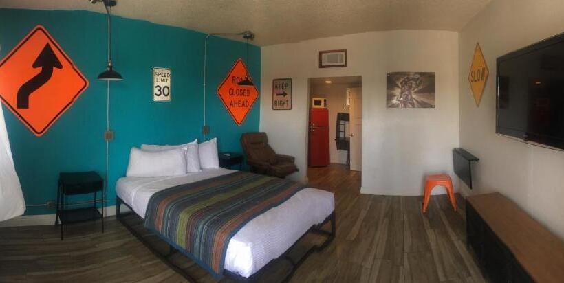 Люкс, Desert Hills Motel