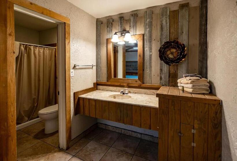 Четырехместный Номер Стандарт, The Historic Leakey Inn