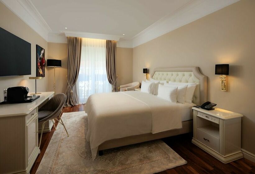 带河湖景观的轻年套房, Radisson Collection Morina Hotel, Tirana