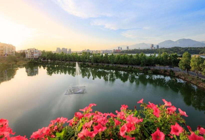 带河湖景观的轻年套房, Radisson Collection Morina Hotel, Tirana