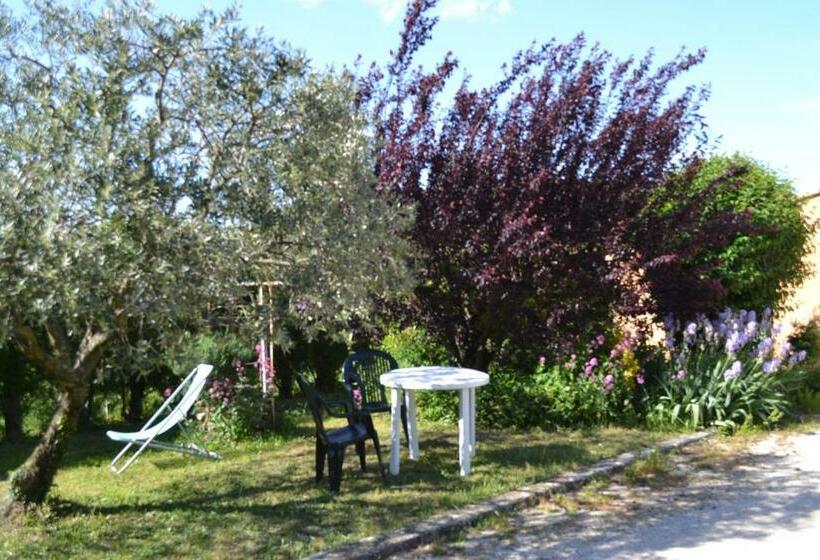 Номер Стандарт Вид на Сад, Le Nid Au Pied Du Mont Ventoux