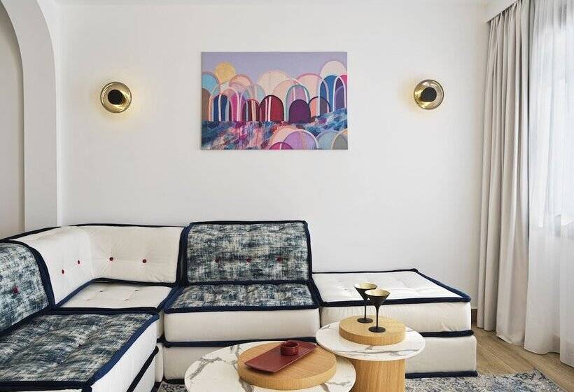 سوییت سوپریور با چشم‌انداز دریا, Cresanto Luxury Suites