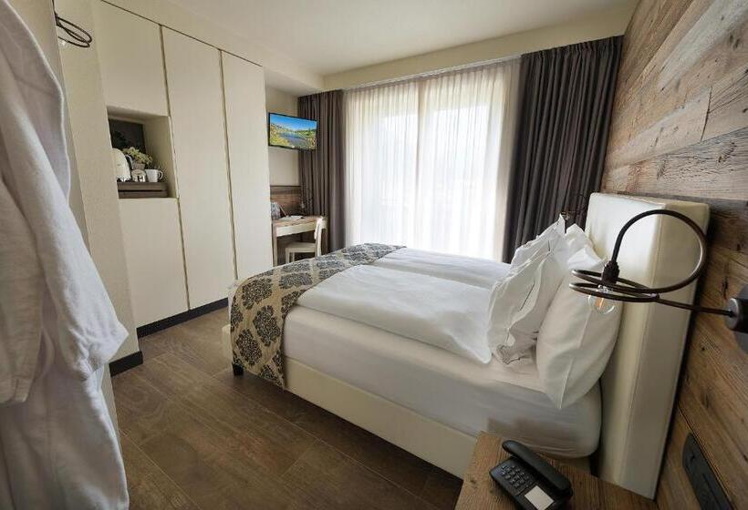 اتاق راحتی, Sporting Family Hospitality