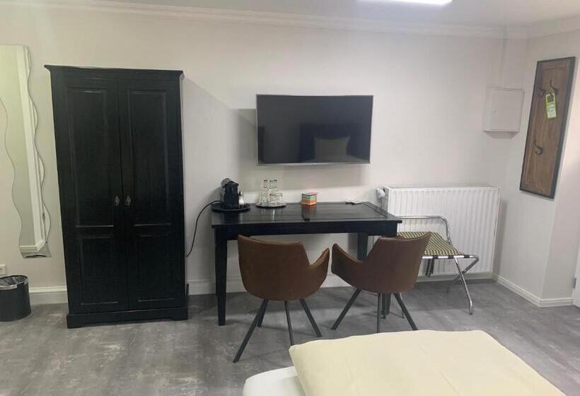 Номер Стандарт Трехместный, Robrooks Hotel Garni