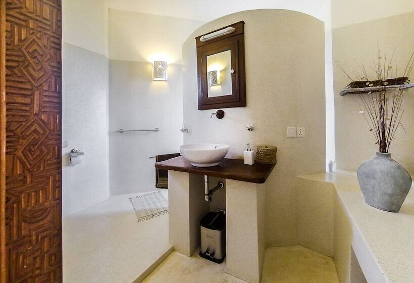 اتاق لوکس با چشم‌انداز دریا, The Charming Lonno Lodge Watamu