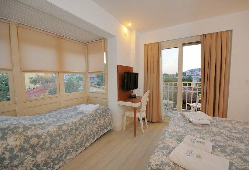 Трехместный Номер Стандарт Вид на Бассейн, Giritlim Butik Otel