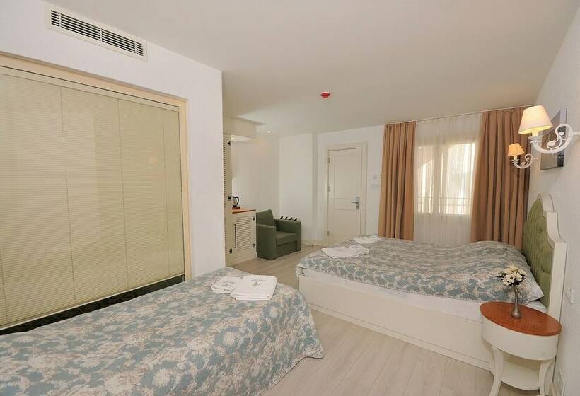 Трехместный Номер Стандарт Вид на Бассейн, Giritlim Butik Otel