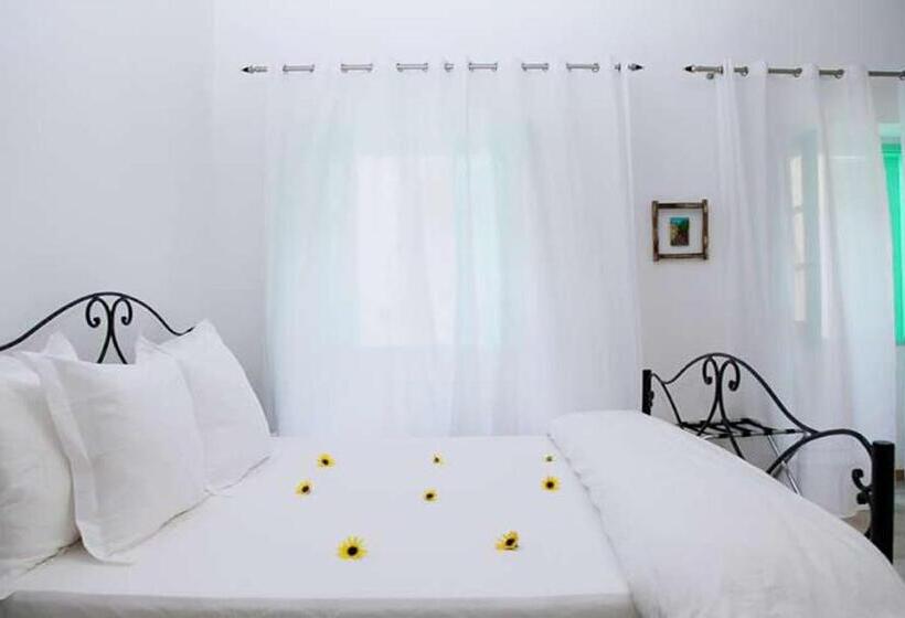 Standard Room, Madou Goree