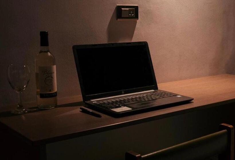 غرفة قياسية مزوَّدة بشُرفة, Real Ica