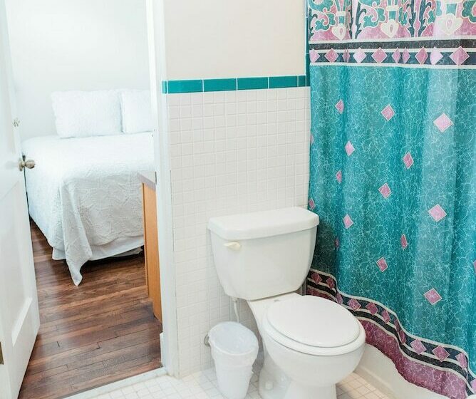 Номер Классика Двуспальная Кровать, Capernaum Lakeside Lodge