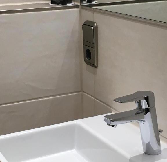 Четырехместный Номер Стандарт с Балконом, Parkhotel Leiser