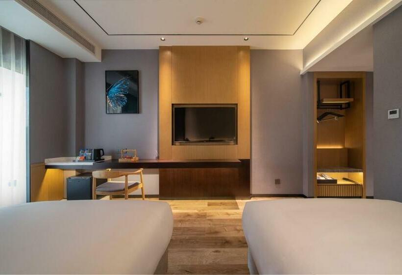 Номер Стандарт с Балконом, Ramada Guilin Yangshuo Resort