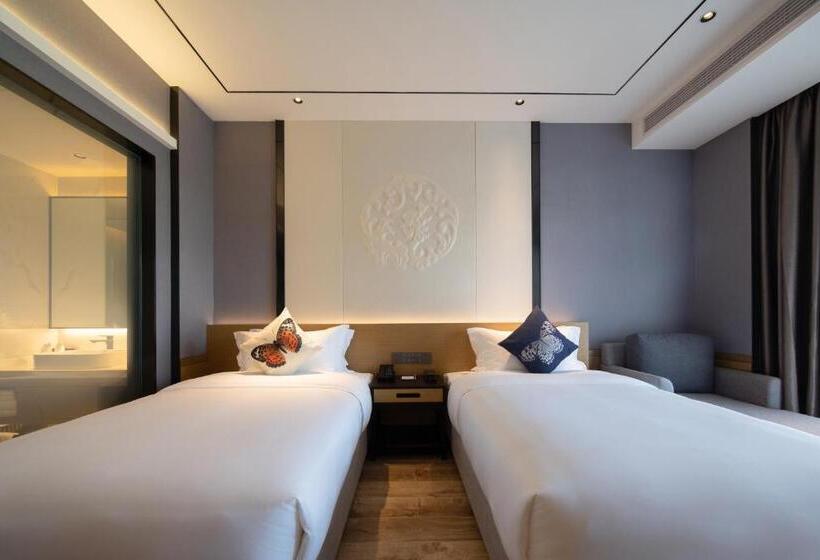 Номер Стандарт с Балконом, Ramada Guilin Yangshuo Resort