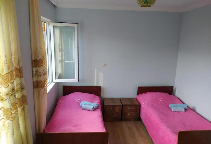 اتاق استاندارد سه تخته با بالکن, Gujejiani Guest House