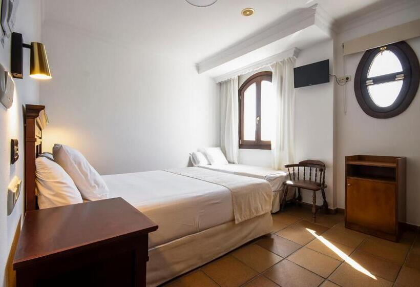 Номер Стандарт Трехместный, Hostal La Muralla