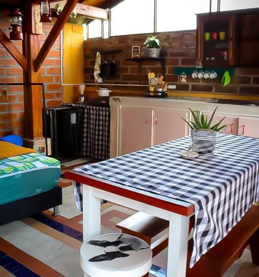 بنگله خانوادگی, The Canarys Hostal