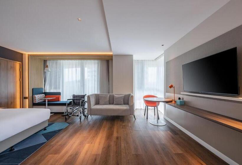 Номер Стандарт Кровать Кинг Адаптированный для Инвалидов, Holiday Inn Express Huludao Seaview By Ihg