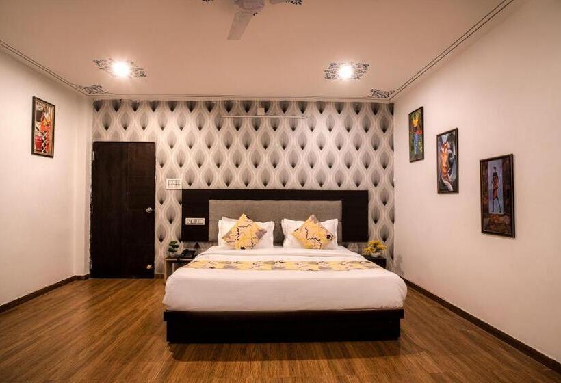 キングサイズベッドのデラックススイート, Tripli Hotels Arunoday Palace