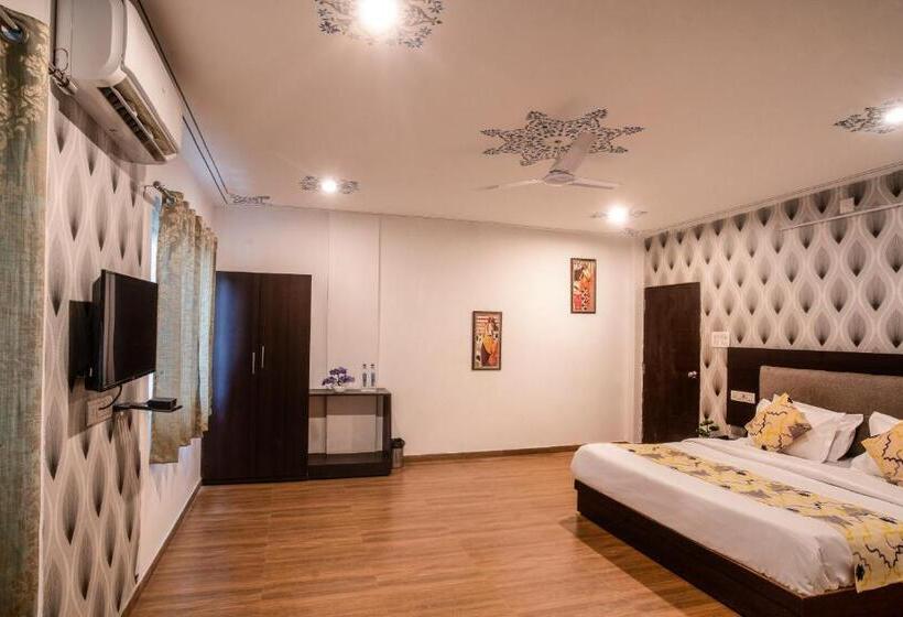 キングサイズベッドのデラックススイート, Tripli Hotels Arunoday Palace