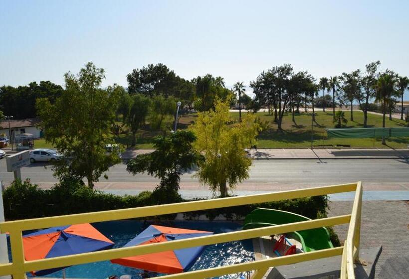 اتاق استاندارد چهار تخته با چشم‌انداز دریا, Bülent Kocabaş Selinus Beach Club