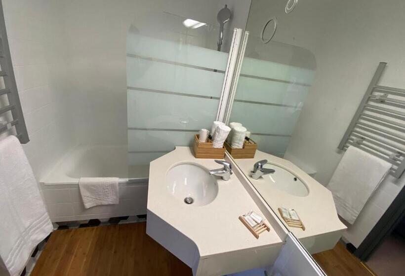 Номер Стандарт Трехместный, Savoie Hotel Aux Portes De Genève