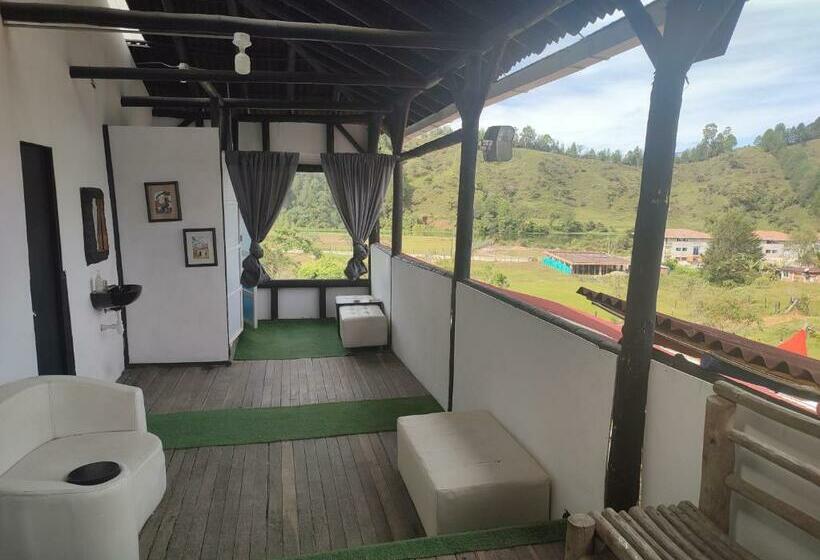 Cameră Familiară, Colors Fantasy Hostel