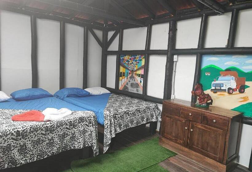 Cameră Familiară, Colors Fantasy Hostel