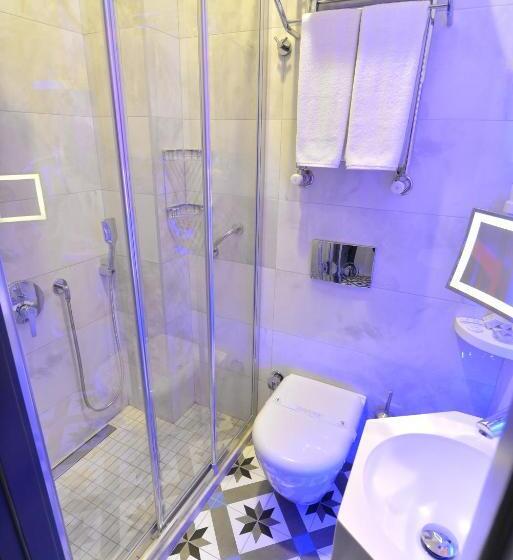 آپارتمان یک خوابه با دری مشترک که هال را جدا می کند., Pera Luna Residence