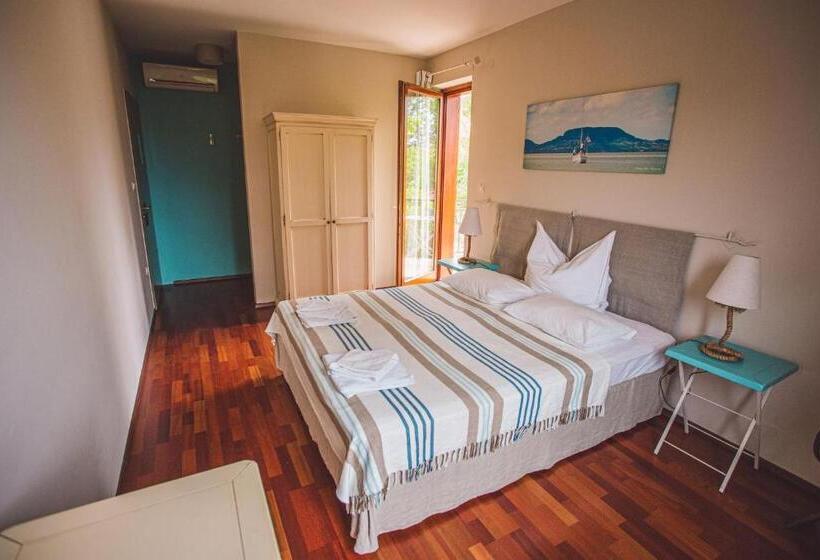 Номер Стандарт с Балконом, Hullám Villa B&b